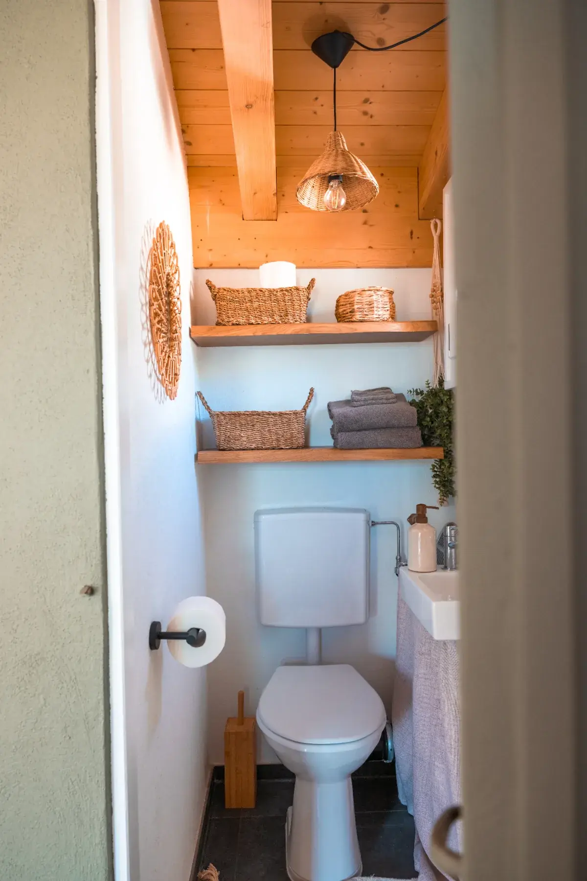 Toilettes et étagères en bois du Cabanon des Vignes