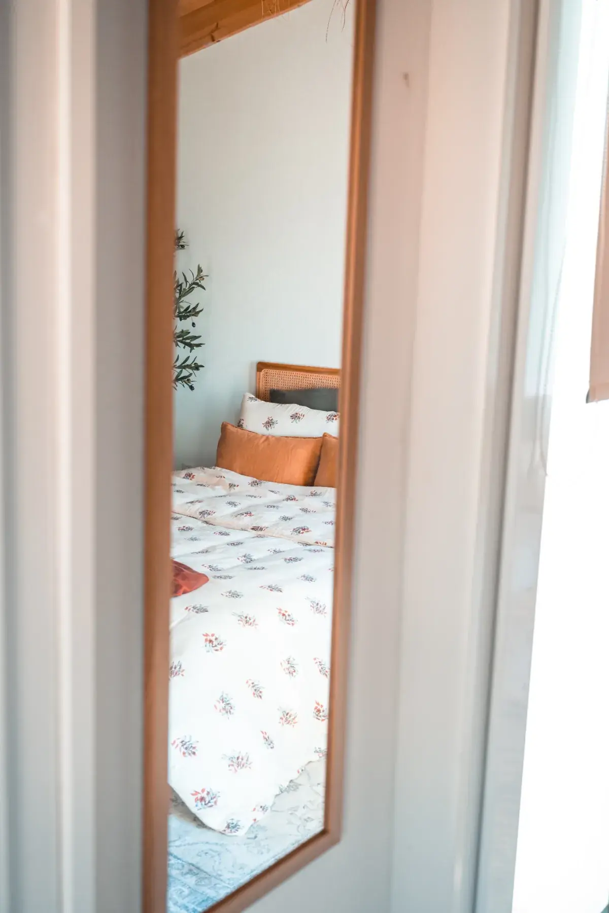 Vue sur le lit double du cabanon depuis la porte d'entrée