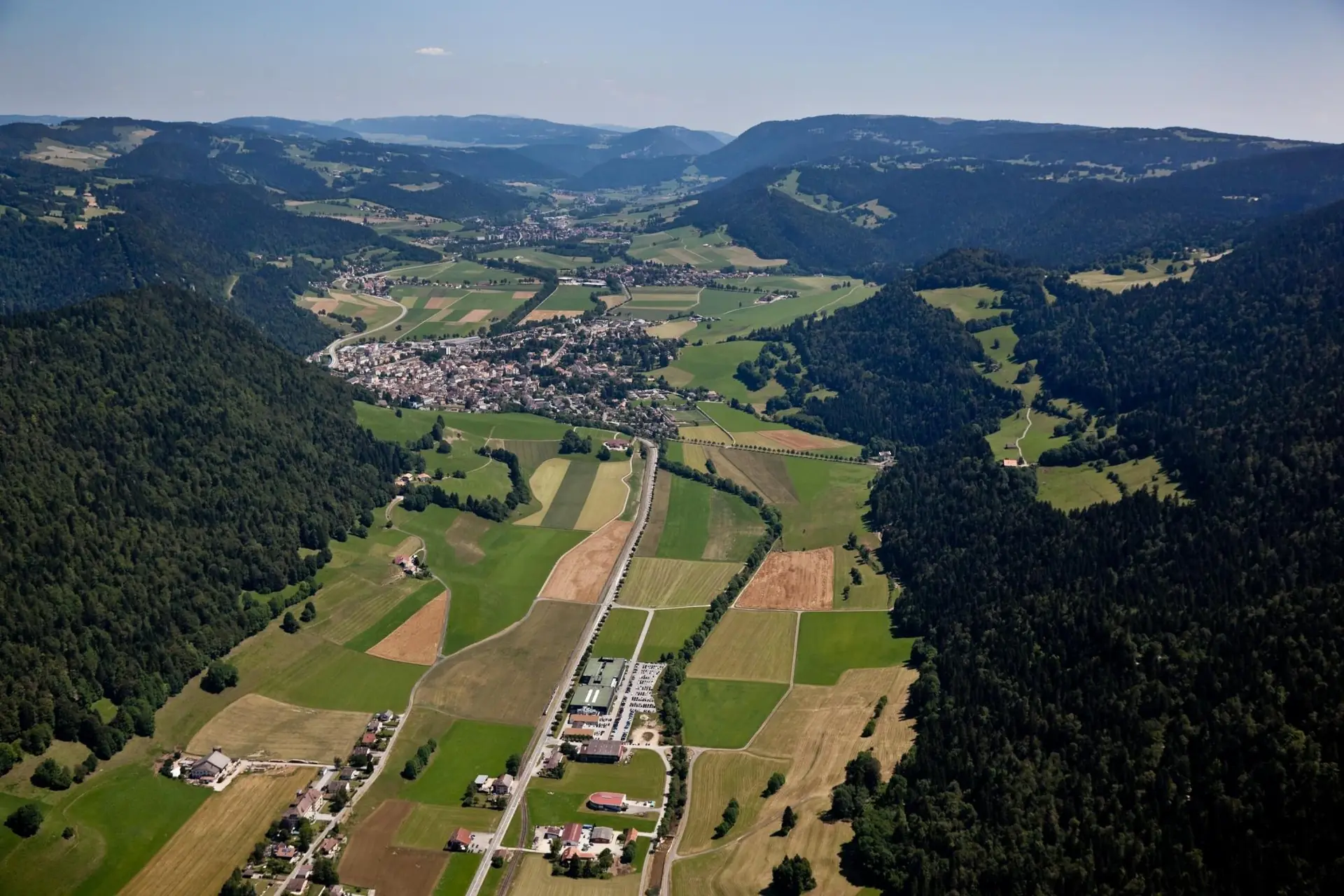Vue aérienne du Val-de-Travers, ses villages et ses forêts